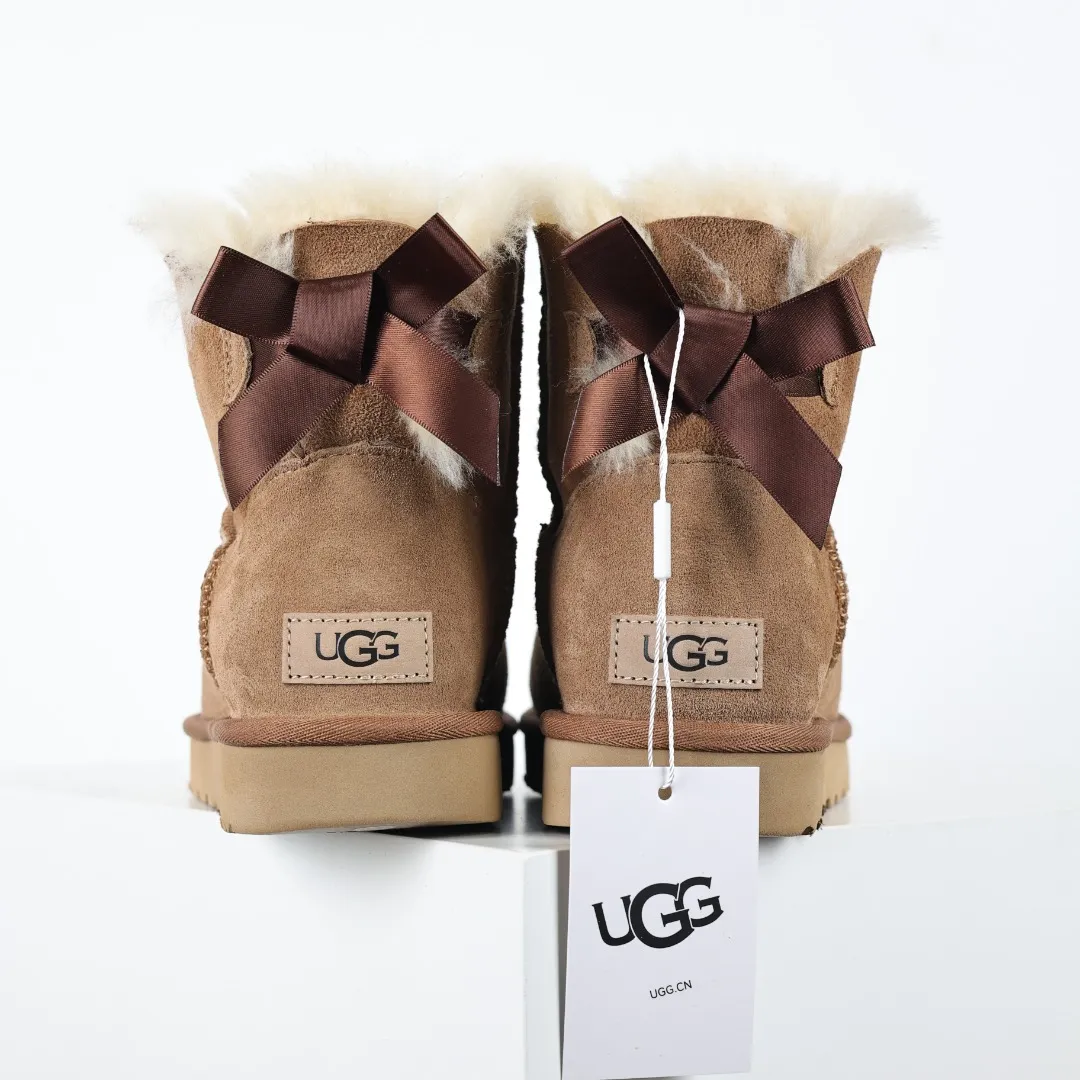 Pick up locally 💰600 Core recommended good price Independently developed original outsole and cashmere insole to keep you warm in winter and suitable for home use. In the new year, uug launched a style series, which is partially geared towards the preferences of young consumers and has also moved to the forefront of fashion trends. Shoe body material Water-repellent coated suede upper 17 mm UGGPURE™ implanted wool insole Lightweight non-slip comfortable rubber outsole With brand LOGO trademark Comes with a full set of packaging Size: 35 36 37 38 39 40